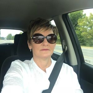 Meet your Posher, Jennifer.